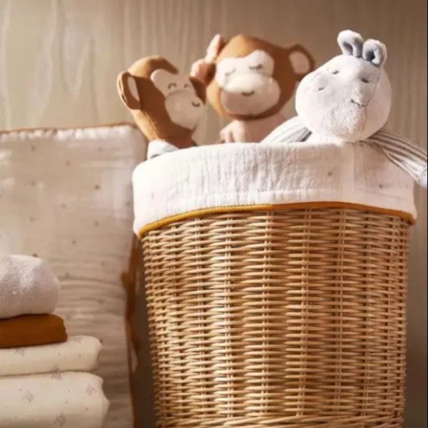 plastic clothes basket with lid